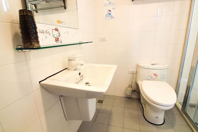 Police Home B&B-HELLO KITTY Pink Family Quintuple Room-10