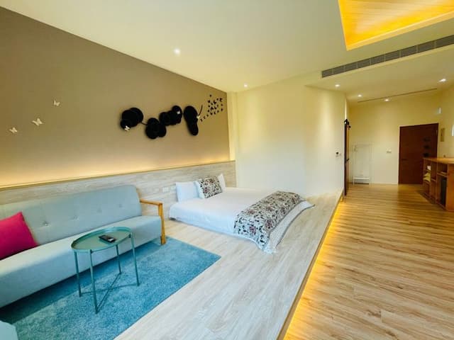 Green Light Hotel-Tall Double Room A-9