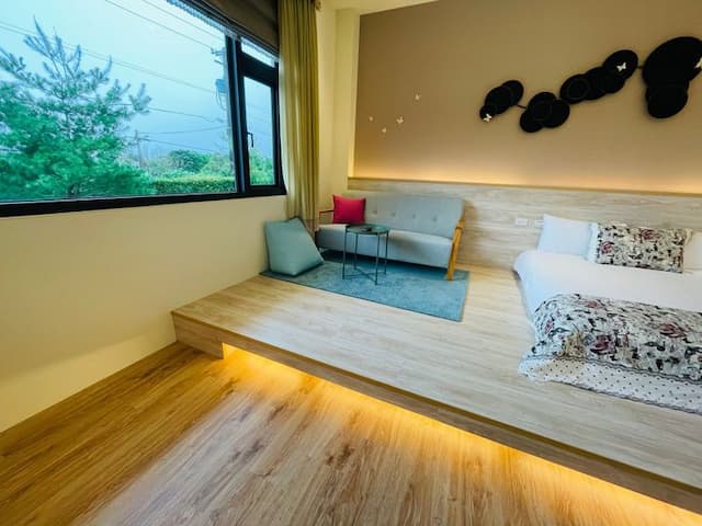 Green Light Hotel-Tall Double Room A-8