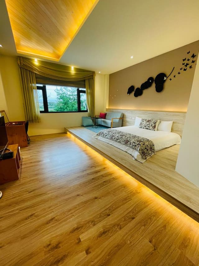 Green Light Hotel-Tall Double Room A-6