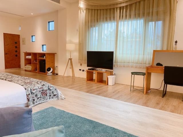 Green Light Hotel-Tall Double Room A-10