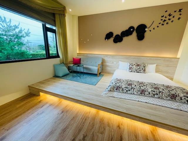 Green Light Hotel-Tall Double Room A-7