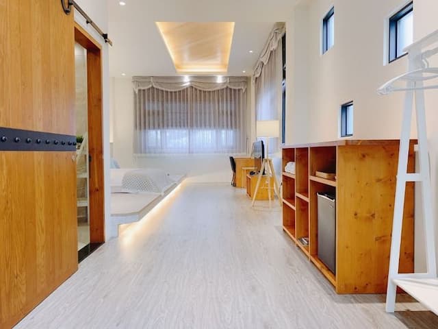 Green Light Hotel-Tall Double Room B-9