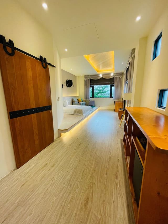 Green Light Hotel-Tall Double Room B-7