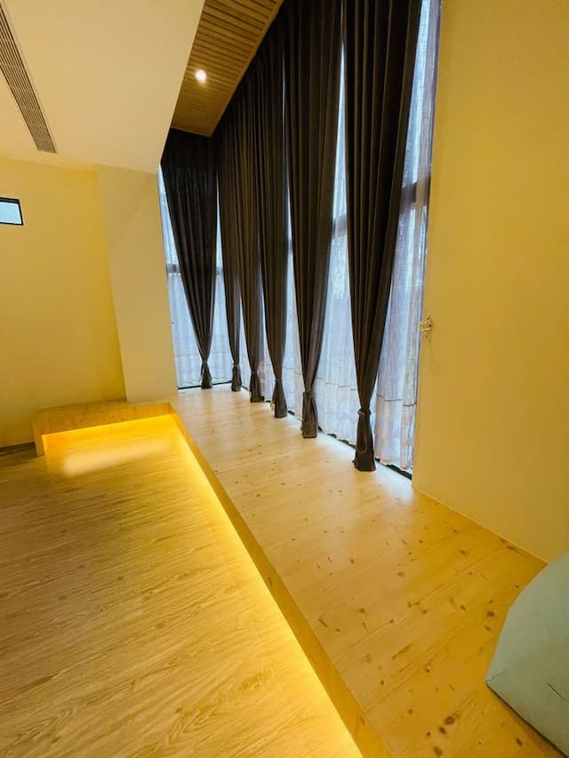 Green Light Hotel-Tall Double Room B-10