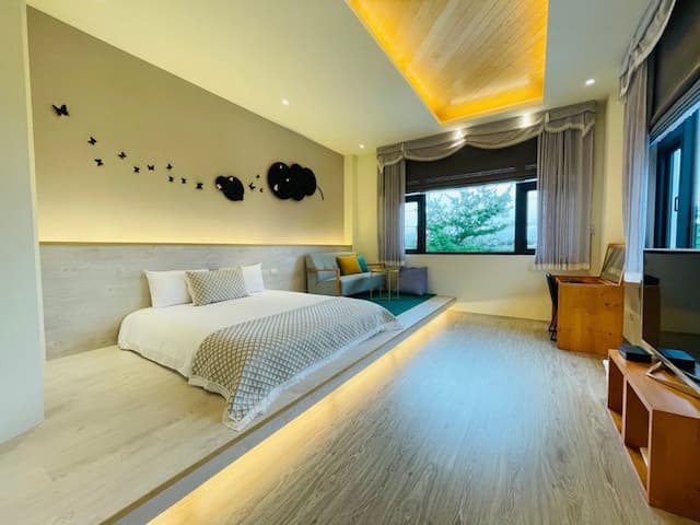 Green Light Hotel-Tall Double Room B-1