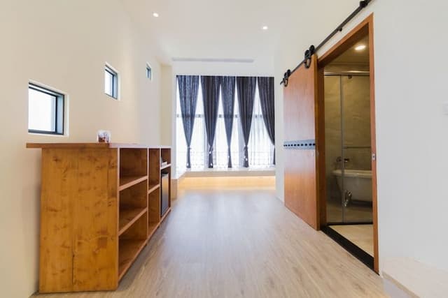 Green Light Hotel-Tall Double Room B-5