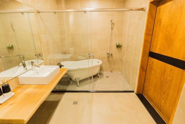 Green Light Hotel-Tall Double Room B-8