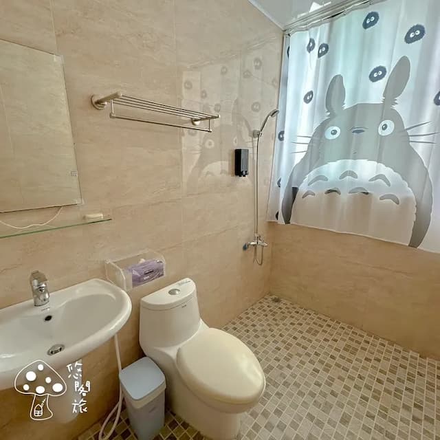 明 亮 的 淋 浴 空 間 ， 特選 #芙玉寶 洗沐用品