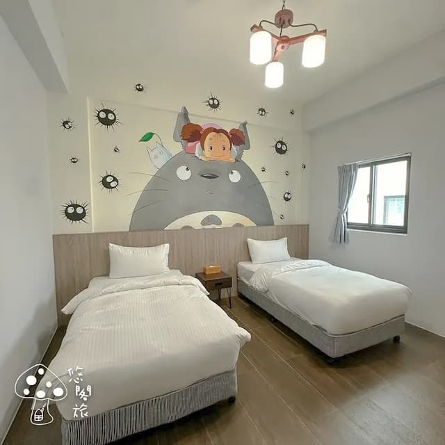 兩 個 人 坐 在 床 上 分 享 彼 此 心 情