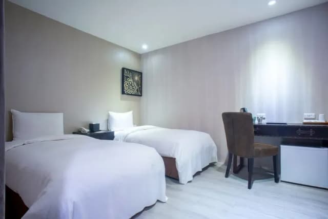 Xinshe Hotel｜Zhongli Branch-Standard Twin room without Window-1
