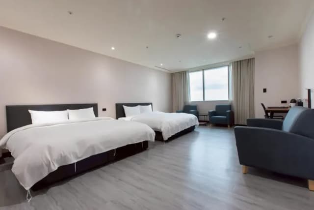 Xinshe Hotel｜Zhongli Branch-Quadruple room with City View-1