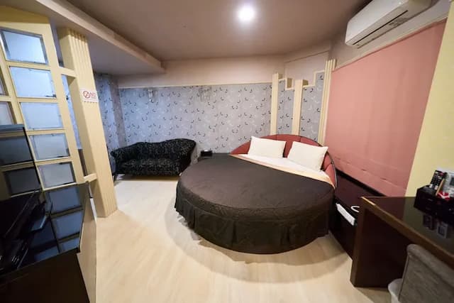 日光河堤時尚旅店｜近高雄音樂中心-舒適雙人房(圓床)-1