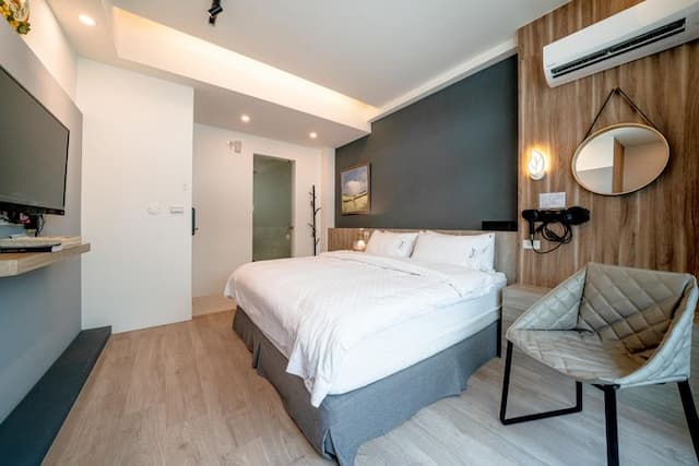 宜蘭高人氣電梯包棟民宿 | KTV&85吋大螢幕&電動麻將&按摩椅&dyson吹風機 |-301雙人房-訂房後請主動與我們聯繫（訂房前務必先看過住宿規定，說明在照片裡，自行入住）-6