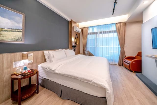 宜蘭高人氣電梯包棟民宿 | KTV&85吋大螢幕&電動麻將&按摩椅&dyson吹風機 |-301雙人房-訂房後請主動與我們聯繫（訂房前務必先看過住宿規定，說明在照片裡，自行入住）-1