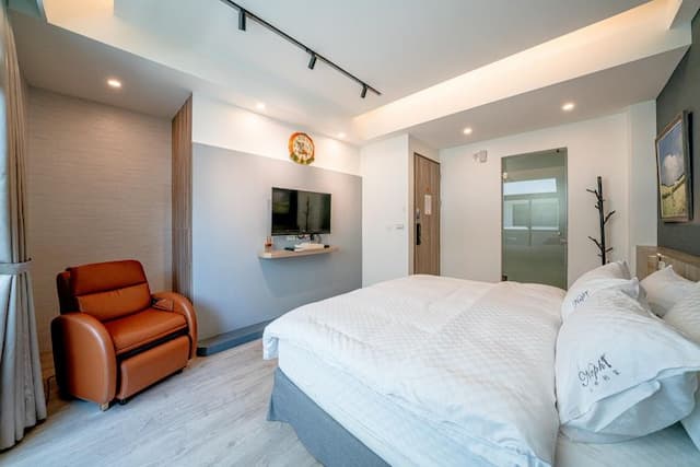 宜蘭高人氣電梯包棟民宿 | KTV&85吋大螢幕&電動麻將&按摩椅&dyson吹風機 |-301雙人房-訂房後請主動與我們聯繫（訂房前務必先看過住宿規定，說明在照片裡，自行入住）-5