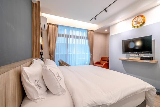 宜蘭高人氣電梯包棟民宿 | KTV&85吋大螢幕&電動麻將&按摩椅&dyson吹風機 |-301雙人房-訂房後請主動與我們聯繫（訂房前務必先看過住宿規定，說明在照片裡，自行入住）-4