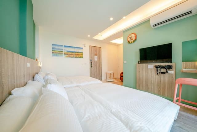 宜蘭高人氣電梯包棟民宿 | KTV&85吋大螢幕&電動麻將&按摩椅&dyson吹風機 |-302四人房-訂房後請主動與我們聯繫（訂房前務必先看過住宿規定，說明在照片裡，自行入住）-6