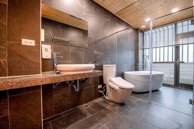 宜蘭高人氣電梯包棟民宿 | KTV&85吋大螢幕&電動麻將&按摩椅&dyson吹風機 |-402浴缸四人房-訂房後請主動與我們聯繫（訂房前務必先看過住宿規定，說明在照片裡，自行入住）-7