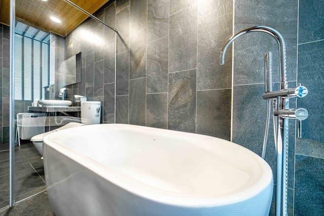 宜蘭高人氣電梯包棟民宿 | KTV&85吋大螢幕&電動麻將&按摩椅&dyson吹風機 |-402浴缸四人房-訂房後請主動與我們聯繫（訂房前務必先看過住宿規定，說明在照片裡，自行入住）-9