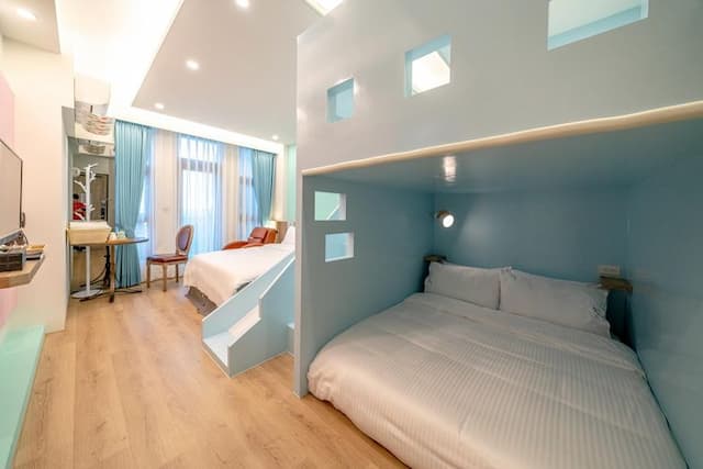 宜蘭高人氣電梯包棟民宿 | KTV&85吋大螢幕&電動麻將&按摩椅&dyson吹風機 |-402浴缸四人房-訂房後請主動與我們聯繫（訂房前務必先看過住宿規定，說明在照片裡，自行入住）-4