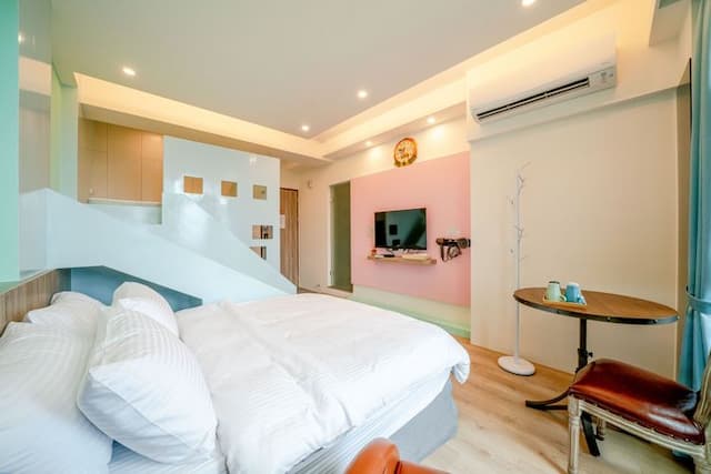 宜蘭高人氣電梯包棟民宿 | KTV&85吋大螢幕&電動麻將&按摩椅&dyson吹風機 |-402浴缸四人房-訂房後請主動與我們聯繫（訂房前務必先看過住宿規定，說明在照片裡，自行入住）-5