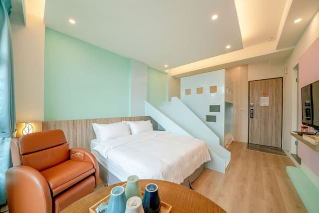 宜蘭高人氣電梯包棟民宿 | KTV&85吋大螢幕&電動麻將&按摩椅&dyson吹風機 |-402浴缸四人房-訂房後請主動與我們聯繫（訂房前務必先看過住宿規定，說明在照片裡，自行入住）-1