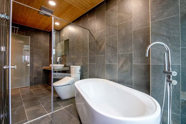 宜蘭高人氣電梯包棟民宿 | KTV&85吋大螢幕&電動麻將&按摩椅&dyson吹風機 |-402浴缸四人房-訂房後請主動與我們聯繫（訂房前務必先看過住宿規定，說明在照片裡，自行入住）-8