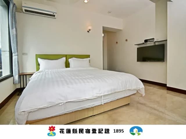 JOYFUL B&B-Double Room (balcony)-1 King Bed-3