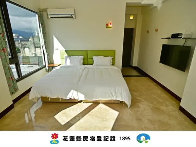 JOYFUL B&B-Double Room (balcony)-1 King Bed-4