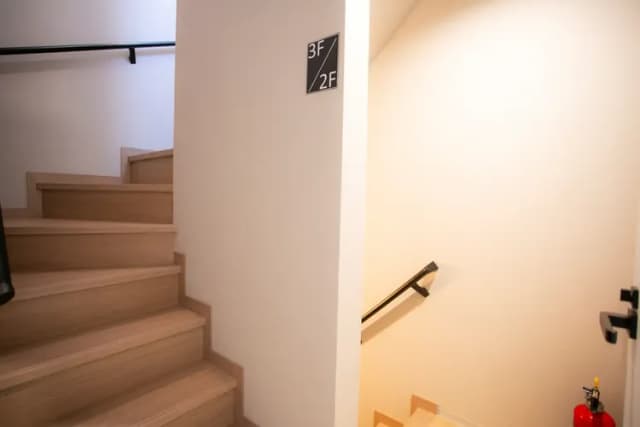 1階はダイニングリビングルーム・キッチン、2階3階には寝室がございます。