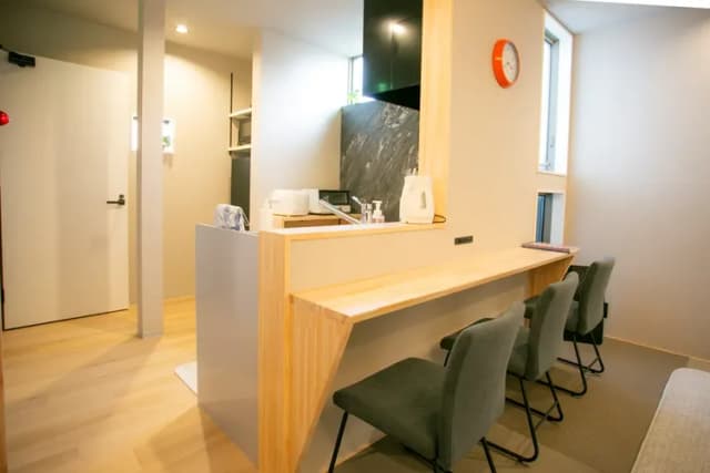 3名用の椅子があるカウンターもございます。