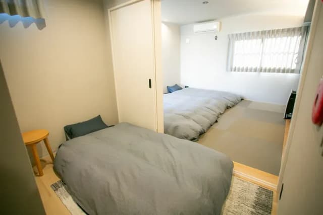 2階の寝室は4枚のシングル布団で最大4名様までご利用いただけます。 3階の寝室は3枚のシングル布団と1枚のダブル布団で最大5名様までご利用いただけます。