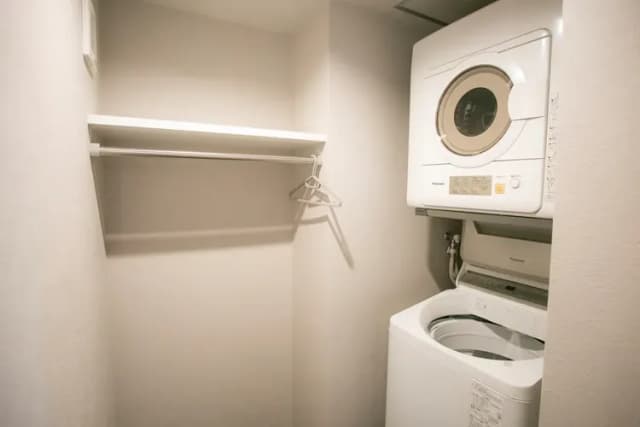 洗濯機に洗濯洗剤も常備しております。乾燥機もございますので、雨の日も安心です。
