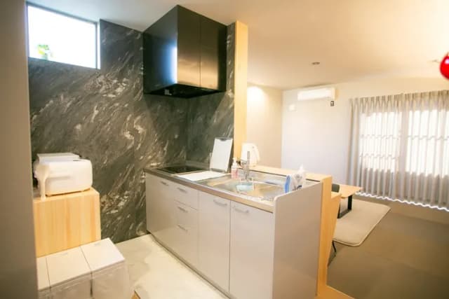 カウンターキッチンで他のお客様と会話をしながらお料理できます。2口IHコンロもあり、自炊も可能です。