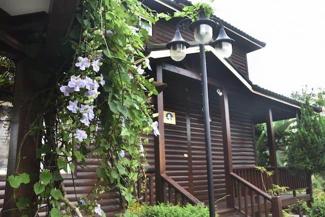 倚月觀荷民宿（可包棟）｜烤肉區、停車場-包棟小木屋-2