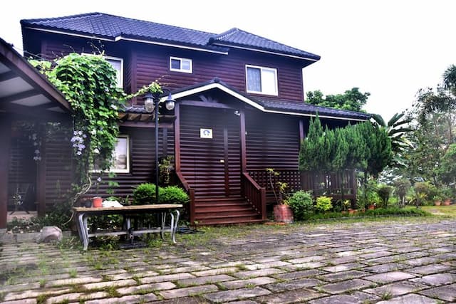 倚月觀荷民宿（可包棟）｜烤肉區、停車場-包棟小木屋-3