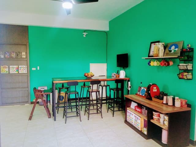 客廳 電視 兒童書籍 旅遊簡介 共用空間