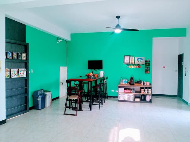 公用客廳 寬敞 戶外中庭 庭院 提供BBQ設備