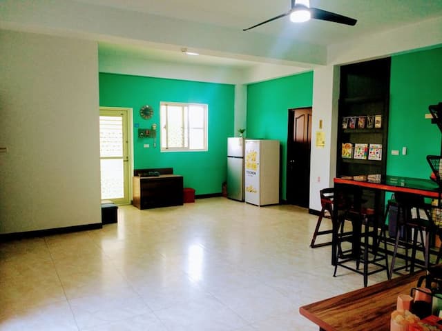 客廳 冰箱  書籍 旅遊簡介  公用空間