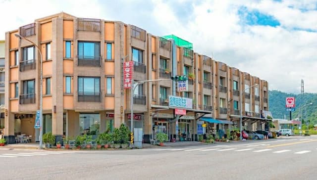 Li Su Golden Diamond-202 Green Forest Quadruple Elegant Room (with external private bathroom)-6