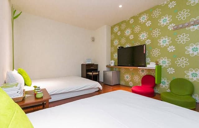 Li Su Golden Diamond-202 Green Forest Quadruple Elegant Room (with external private bathroom)-3