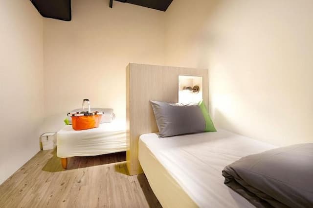 Ease Single Inn-Male Double Room with Shared Shower and Toilet-1