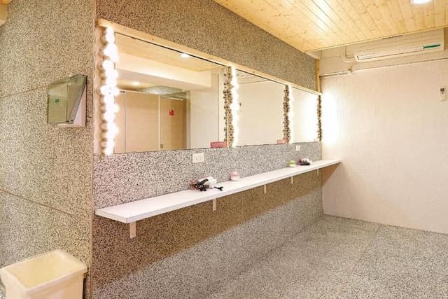 Ease Single Inn-Female Double Room with Shared Shower and Toilet-6