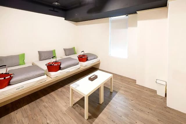 Ease Single Inn-Economy Quadruple Room with Shared Bathroom - Female Only-2