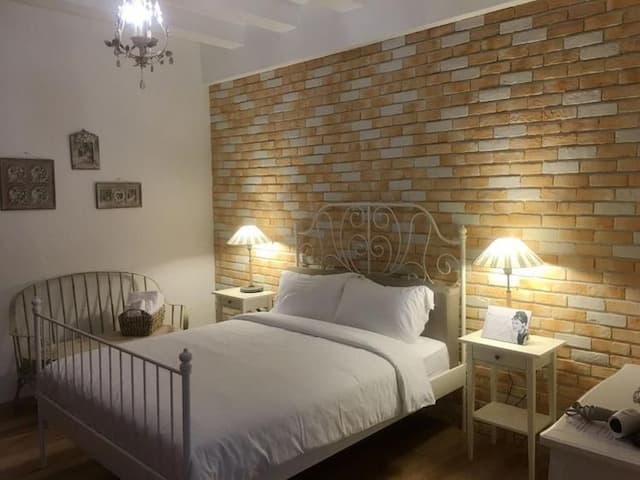 The M.A.C.E. B&B-Deluxe Triple Room with Balcony-3