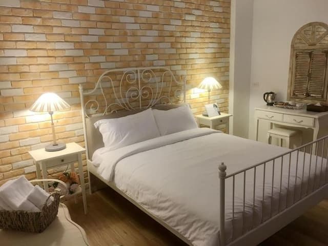 The M.A.C.E. B&B-Deluxe Triple Room with Balcony-4