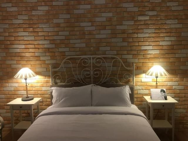 The M.A.C.E. B&B-Deluxe Triple Room with Balcony-5