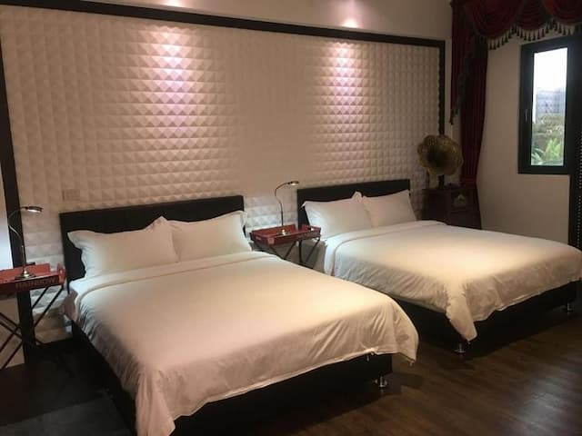 The M.A.C.E. B&B-Deluxe Quadruple Room with Balcony-3