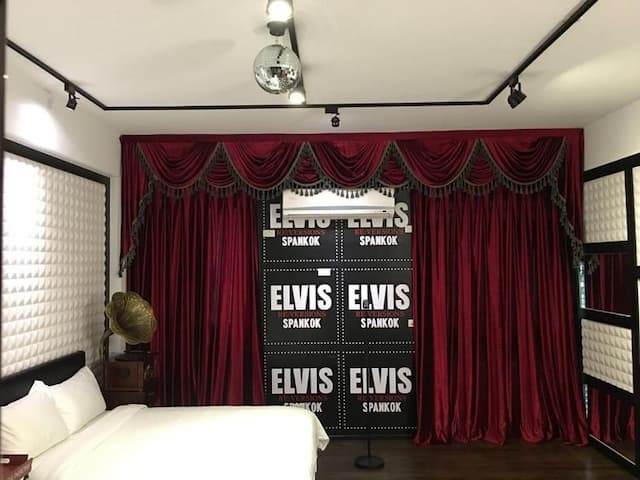 The M.A.C.E. B&B-Deluxe Quadruple Room with Balcony-1